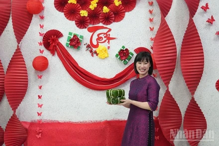 Thí sinh tham gia cuộc thi bên "sản phẩm" của mình. (Ảnh: XUÂN HƯNG)