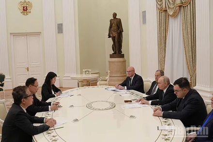 Đặc phái viên của Tổng Bí thư Tô Lâm, Ủy viên Bộ Chính trị, Bộ trưởng Ngoại giao Lê Hoài Trung hội kiến Tổng thống Liên bang Nga Vladimir Putin. (Ảnh: XUÂN HƯNG)