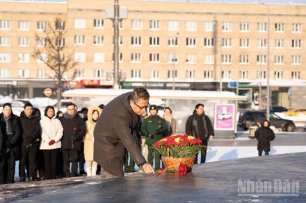 Đại sứ Việt Nam tại Liên bang Nga Đặng Minh Khôi dâng hoa tưởng nhớ Chủ tịch Hồ Chí Minh.