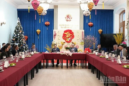 Đoàn cán bộ Đại sứ quán Lào tại Nga do Đại sứ Shiphandone Oybuabuddy dẫn đầu đã tới thăm và chúc Tết cán bộ, nhân viên Đại sứ quán Việt Nam tại Nga. (Ảnh: XUÂN HƯNG)