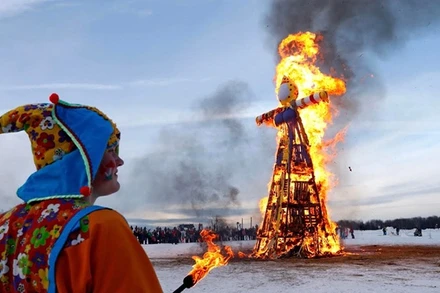 Đốt hình nộm tại Lễ hội Maslenitsa. (Ảnh: TASS)