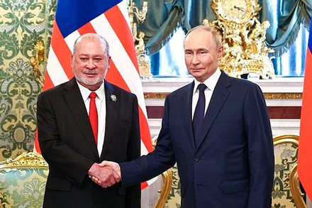 Tổng thống Nga Vladimir Putin (phải) và Quốc vương Malaysia Sultan Ibrahim hội đàm tại Điện Kremlin. (Ảnh: KREMLIN.RU)