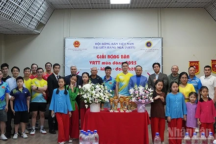 Ban Tổ chức, khách mời chụp ảnh lưu niệm với các vận động viên.