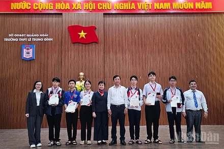 Trao học bổng “Khai sáng” cho các em học sinh THPT Lê Trung Đình ở Quảng Ngãi.