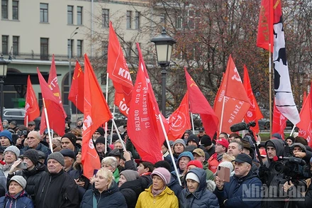 Đảng viên Đảng Cộng sản Liên bang Nga tổ chức mít-tinh kỷ niệm 107 năm Cách mạng Tháng Mười Nga vĩ đại, ngày 7/11/2024. (Ảnh: XUÂN HƯNG)