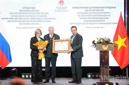 Thay mặt Chủ tịch nước Cộng hòa xã hội chủ nghĩa Việt Nam, Đại sứ Đặng Minh Khôi trao Huân chương Hữu nghị tặng ông Anatoli Artamonov. (Ảnh: XUÂN HƯNG)