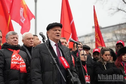 Chủ tịch Đảng Cộng sản Liên bang Nga Gennady Zyuganov phát biểu tại lễ mít-tinh kỷ niệm 108 năm Cách mạng Tháng Mười vĩ đại. (Ảnh: XUÂN HƯNG)