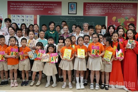 Phu nhân Tổng Bí thư (Tô Lâm) Ngô Phương Ly tặng sách, truyện tiếng Việt cho các em nhỏ.