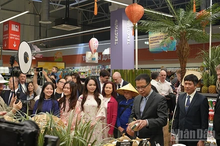 Đại sứ Việt Nam tại Liên bang Nga Đặng Minh Khôi thăm "Góc Việt Nam".