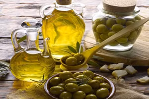 Ăn dầu ô-liu có thể làm giảm nguy cơ mắc bệnh tim mạch. (Ảnh minh họa)
