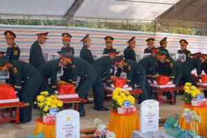 Lễ an táng các hài cốt liệt sĩ. (Ảnh: BÁO NHÂN DÂN)