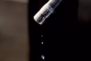 Xăng nhỏ giọt từ vòi bơm tại trạm xăng ở London, Anh. (Ảnh: THX/TTXVN)