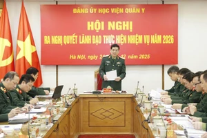Trung tướng, Phó Giáo sư, Tiến sĩ Nghiêm Đức Thuận, Bí thư Đảng ủy, Chính ủy Học viện Quân y chủ trì hội nghị.