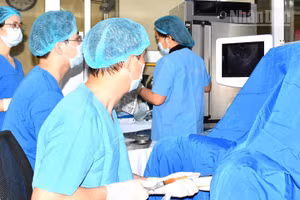 Các y bác sĩ Viện Mô phôi lâm sàng Quân đội thực hiện chọc hút trứng cho bệnh nhân khi thụ tinh ống nghiệm.