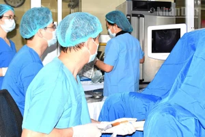 Các y bác sĩ Viện Mô phôi lâm sàng Quân đội thực hiện chọc hút trứng cho bệnh nhân khi thụ tinh ống nghiệm.