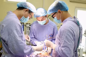 Ê-kíp bác sĩ Bệnh viện K thực hiện ca phẫu thuật cho bệnh nhân. (Ảnh: THÁI HÀ)