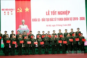 Lãnh đạo Học viện Quân y trao bằng tốt nghiệp cho các học viên.