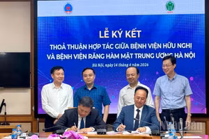 Giám đốc Bệnh viện Hữu Nghị Nguyễn Thế Anh và Giám đốc Bệnh viện Răng Hàm Mặt Trung ương (Hà Nội) Trần Cao Bính ký thỏa thuận hợp tác, hỗ trợ chuyên môn kỹ thuật giữa hai bệnh viện.