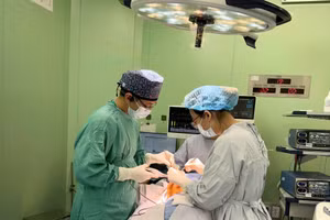 Ê-kíp bác sĩ Bệnh viện K phẫu thuật cho nữ bệnh nhân.