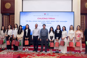 Đồng chí Nguyễn Duy Phóng và đồng chí Đỗ Mạnh Hà tặng quà cho các lưu học sinh Việt Nam tốt nghiệp năm 2026.