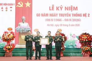 Thiếu tướng, Phó Giáo sư, Tiến sĩ Trần Ngọc Tuấn, Phó Giám đốc Học viện Quân y trao Bằng khen của Thủ trưởng Học viện Quân y tặng Hệ 2. (Ảnh: TUẤN DŨNG)