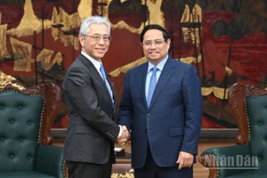 Thủ tướng Phạm Minh Chính và ông Hori Kenichi, Chủ tịch kiêm Tổng Giám đốc điều hành Tập đoàn Mitsui. (Ảnh: TRẦN HẢI)