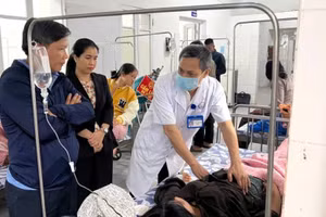 Đại diện lãnh đạo Ủy ban nhân dân xã Tân Lập, tỉnh Quảng Trị đến bệnh viện thăm hỏi, động viên các bệnh nhân.