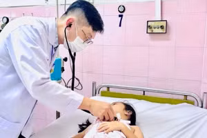 Một trường hợp ngộ độc thực phẩm phải nhập viện điều trị tại Bệnh viện Nhân dân Gia Định, Thành phố Hồ Chí Minh. (Ảnh minh họa)