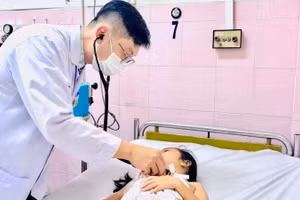 Các bác sĩ thăm khám và điều trị cho bệnh nhân bị ngộ độc thực phẩm. (Ảnh minh họa)