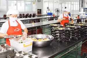 Người đứng đầu tổ chức bữa ăn và chủ cơ sở nấu ăn phải chịu trách nhiệm trực tiếp nếu để xảy ra vi phạm về an toàn thực phẩm. (Ảnh: NAM NGUYỄN) 