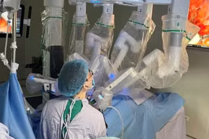 Ê-kíp bác sĩ khoa Ngoại tiết niệu, Bệnh viện K phẫu thuật cho người bệnh.