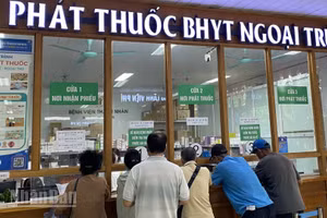 Người dân khám, chữa bệnh bảo hiểm y tế thực hiện lĩnh thuốc theo đơn tại bệnh viện. (Ảnh: ĐỖ THOA)