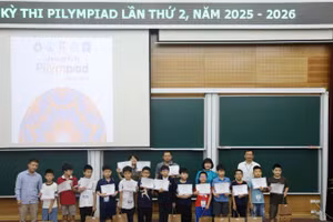 Ban Tổ chức đã trao cho các thí sinh đạt thành tích cao. (Ảnh: HIẾU LIÊN)