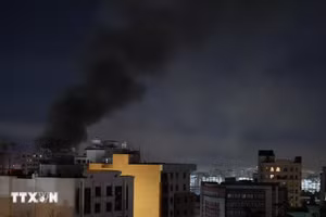 Khói bốc lên sau cuộc không kích của Israel tại Tehran, Iran, ngày 7/3/2026. (Ảnh: THX/TTXVN)