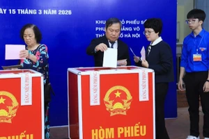 Chủ tịch Ủy ban nhân dân thành phố Hà Nội Vũ Đại Thắng thực hiện bỏ phiếu tại phường Giảng Võ (Hà Nội). (Ảnh: BÁO NHÂN DÂN)