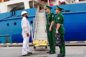 Cán bộ, chiến sĩ Biên phòng Cửa khẩu cảng Hải Phòng giao tiếp với thuyền viên người nước ngoài.