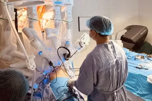 Ê-kíp bác sĩ Bệnh viện K phẫu thuật nội soi bằng robot cho người bệnh.