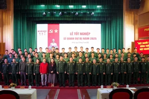 Các đại biểu dự lễ tốt nghiệp chụp ảnh cùng các tân Sĩ quan dự bị.