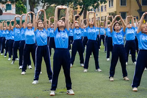 Các động tác trong bài tập dưỡng sinh - rèn luyện, nâng cao sức khỏe của sinh viên Học viện Y-Dược học cổ truyền Việt Nam.