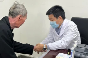 Bác sĩ Bệnh viện Hữu Nghị khám và điều trị bệnh cho người cao tuổi.