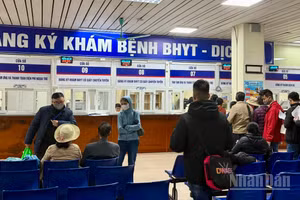 Người dân đăng ký khám, chữa bệnh bảo hiểm y tế tại Bệnh viện.