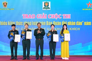 Trao giải Cuộc thi “Tìm hiểu kiến thức pháp luật trên Báo Quân đội nhân dân” năm 2025 và phát động cuộc thi năm 2026. (ẢNH: TUẤN HUY)