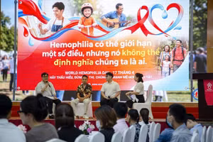 Nguyễn Mạnh Huy (thứ 3 từ bên trái) và Hà Đức Hải (ngoài cùng bên trái) - những chàng trai mắc bệnh máu khó đông (hemophilia) đầy nghị lực và lòng biết ơn.