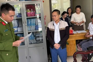 Công an tỉnh Quảng Ninh thực hiện quy trình tố tụng đối với Nguyễn Văn Hải, Giám đốc Trung tâm công tác xã hội Hải Hà. (Ảnh: Công an tỉnh Quảng Ninh)