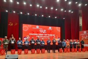 Đồng chí Phạm Tất Thắng, Phó Trưởng Ban Tuyên giáo và Dân vận Trung ương và đồng chí Đặng Xuân Phong, Bí thư Tỉnh ủy Ninh Bình trao quà cho người dân.