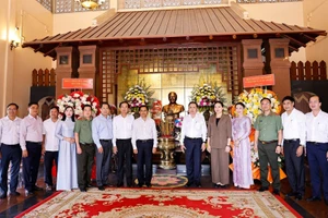 Chủ tịch Quốc hội Trần Thanh Mẫn dâng hoa, dâng hương tưởng nhớ đồng chí Võ Văn Kiệt. (Ảnh: TTXVN)