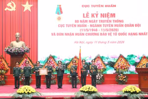 Thừa ủy quyền của Chủ tịch nước, Đại tướng Nguyễn Trọng Nghĩa, Ủy viên Bộ Chính trị, Bí thư Trung ương Đảng, Ủy viên Thường vụ Quân ủy Trung ương, Chủ nhiệm Tổng cục Chính trị Quân đội nhân dân Việt Nam trao Huân chương Bảo vệ Tổ quốc hạng Nhất tặng Cục Tuyên huấn. 