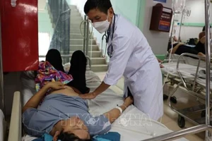 Bác sĩ Khoa Truyền nhiễm, Bệnh viện đa khoa Bà Rịa thăm khám cho bệnh nhân ngộ độc thực phẩm nghi do ăn bánh mì tại tiệm Ngọc Hà, phường Phú Mỹ. (Ảnh: TTXVN)