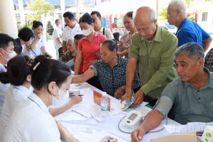 Các y, bác sĩ Học viện Quân y khám bệnh miễn phí, tư vấn sức khỏe cho người dân xã Nam Dương, tỉnh Bắc Ninh.