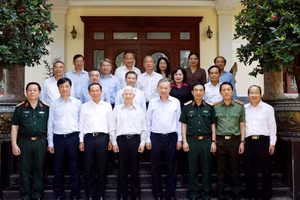 Tổng Bí thư, Chủ tịch nước Tô Lâm cùng Đoàn công tác Trung ương đến thăm nguyên Chủ tịch nước Nguyễn Minh Triết. (Ảnh: TTXVN)